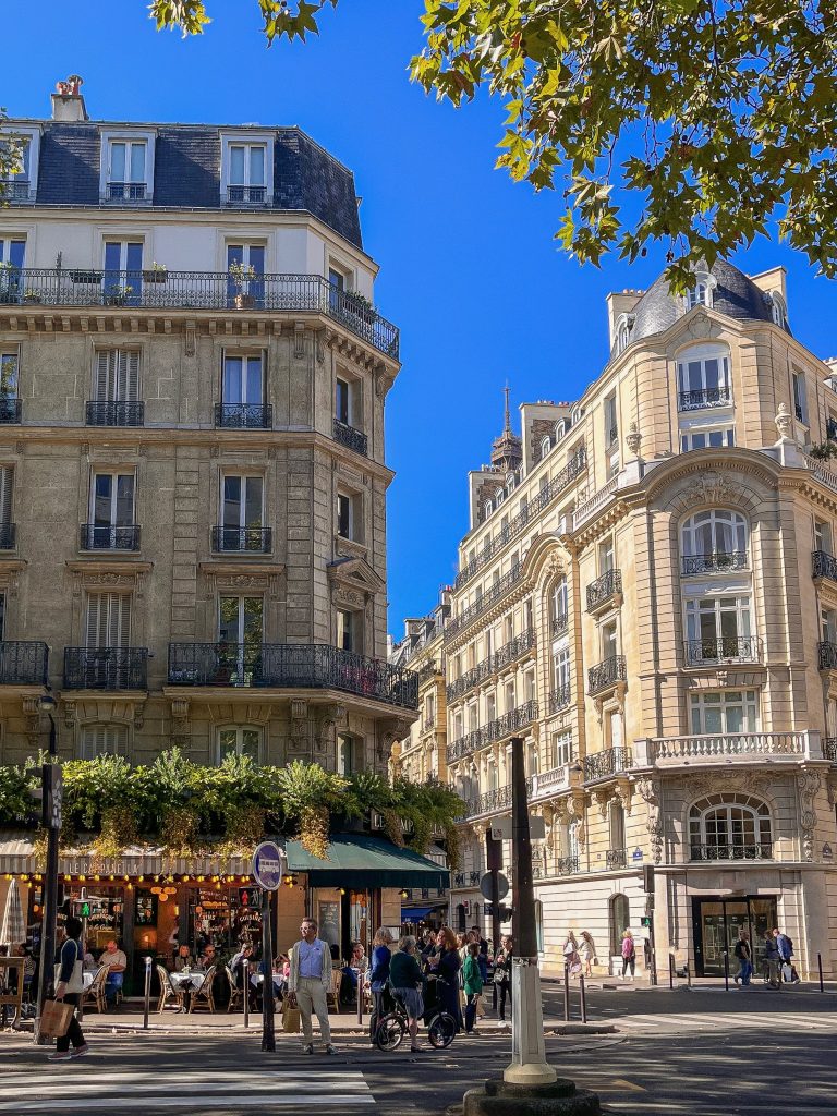 solo female travel safety paris night
