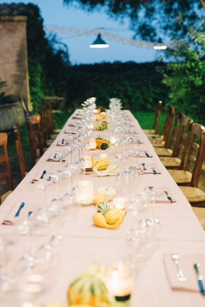 how-to-make-friends-traveling-solo-communal-dinner-table-outdoor
