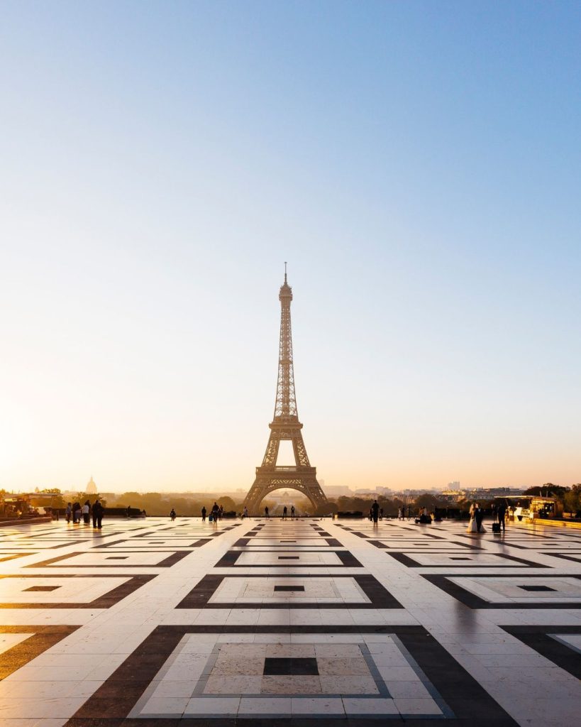 paris solo travel sunrise view of eiffel tower from empty trocadero plaza