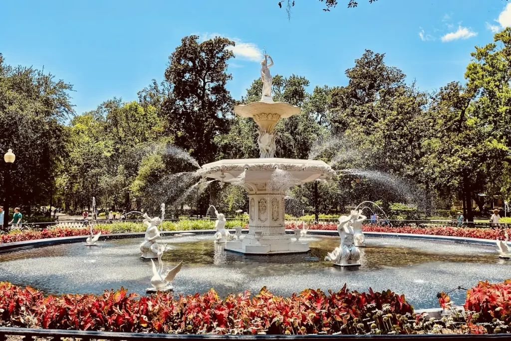 Solo travel Savannah — the fountain at Forsyth Park framed by live oaks draped in Spanish moss